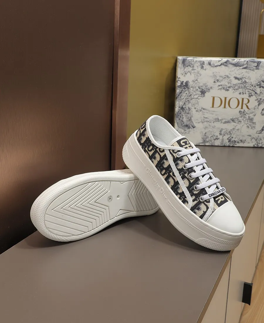 👟👟Ex-factory price 440👟👟 DIOR Dior's new thick-soled sports white shoes, electro-embroidered fabric, embroidered letters, breathable mesh lining, sheepskin for foot pads, lightweight outsole. Size: 35-40 (41 customized)